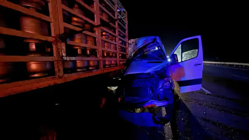 TEM'de Feci Kaza: Minibüs Tüp Kamyonuna Çarptı! 16 Yaralı