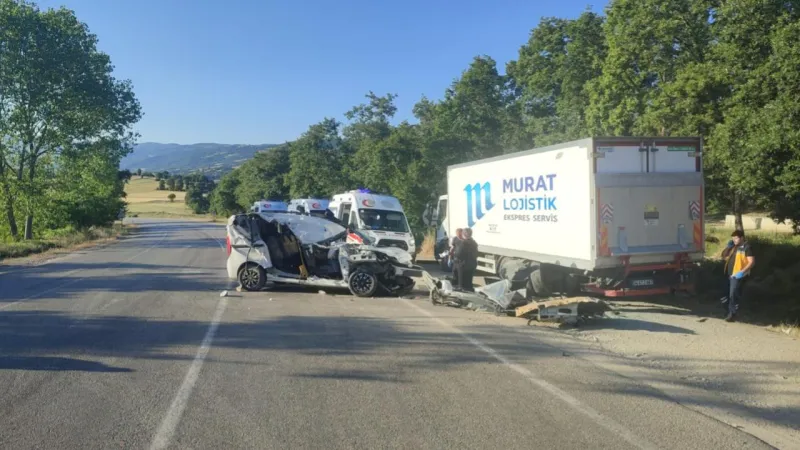 Tokat'ta Feci Kaza: Hafif Ticari Araç Kamyona Çarptı! 2 Ölü
