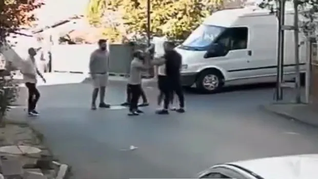 Trafikte tartıştıkları kişiyi dövmek için ev basıp annesini darbettiler: Çocuğumun yanında bıçak çekip darbettiler