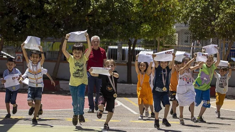 20 Milyon Öğrenci Karne Sevinci Yaşıyor! Yaz Tatili Başlıyor