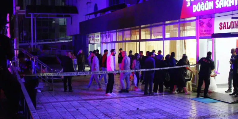 Yol tartışması kanlı bitti, düğün önünde bıçaklar konuştu