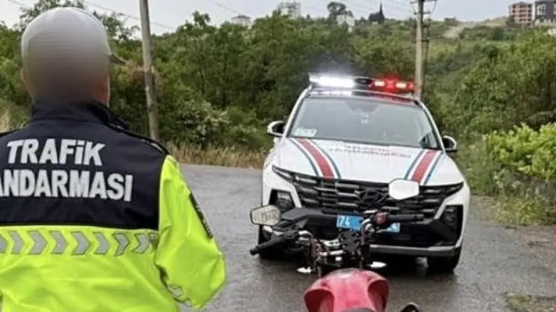 Yüzüstü uzanarak motosiklet kullanan sürücüye 45 bin lira ceza