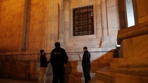 Bursa’da Ulu Cami’ye balyozlu saldırı