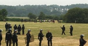 Fransa’da 1.500 kişilik yasa dışı partiyi polis bastı, çatışmalarda bir kişi elini kaybetti